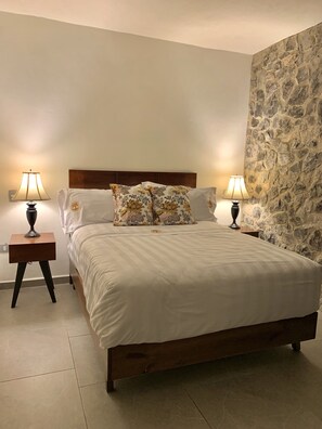 1 dormitorio, tabla de planchar con plancha, wifi y ropa de cama