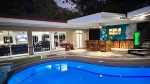 Ein Poolbereich mit Bar und Rezeption.