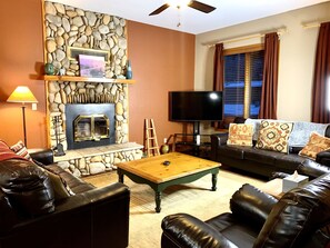 Televisie, een open haard en een dvd-speler