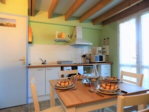 Kylskåp, mikrovågsugn, brödrost och grytor/köksredskap