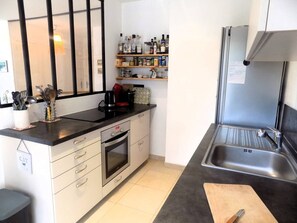 Jääkaappi, uuni, astianpesukone, leivänpaahdin