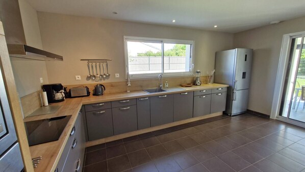 Fridge, microwave, dishwasher, toaster - Saint Palais sur Mer - RECENT HOUSE with all COMFORTS - WIFI - in a quiet area (ST PALAIS SUR MER)