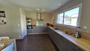 Fridge, microwave, dishwasher, toaster - Saint Palais sur Mer - RECENT HOUSE with all COMFORTS - WIFI - in a quiet area (ST PALAIS SUR MER)