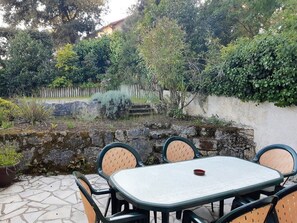 تناول الطعام بالخارج