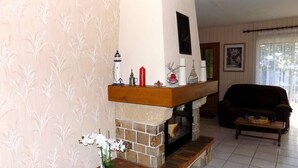 Un salon avec une cheminée, un canapé et une table basse.