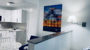 KĂŒhlschrank, Mikrowelle, Herdplatte, GeschirrspĂŒler