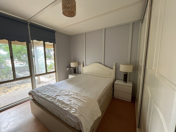 4 bedrooms, desk, iron/ironing board