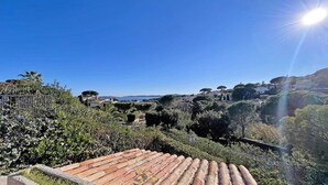 A hillside property with terraced gardens, a view of the sea, and traditional architecture. - House for 4 people - Sea view - Swimming pool - Air conditioning - WiFi - Near beach - Sainte Maxime (STE MAXIME)
