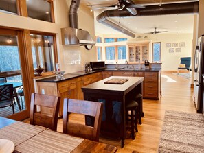 Frigorífico, microondas, horno y lavavajillas