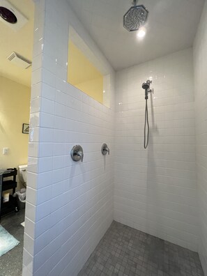 Ensemble douche/baignoire, sèche-cheveux, serviettes fournies