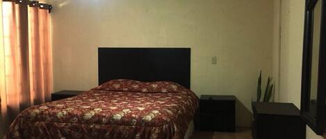 2 多间卧室、办公桌、免费 WiFi、床单