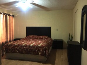 2 室のベッドルーム、デスク、WiFi (無料)、ベッドシーツ