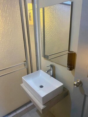 Shower, towels, soap, shampoo - House whales 🐳🐋🐳 (Guerrero Negro)