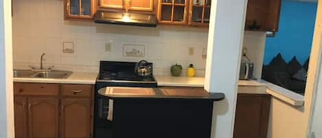 Microondas, lavavajillas, cafetera o tetera y utensilios de cocina