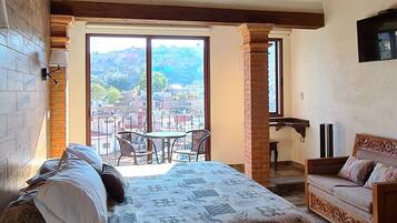 Habitación Deluxe, 1 cama de matrimonio grande, balcón, vistas a la montaña | 1 dormitorio, ropa de cama de alta calidad, edredones de plumas