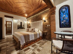 Deluxe Room, 1 King Bed, Balcony, Mountain View