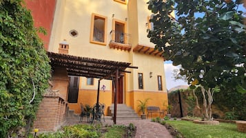 Vista frontal de la propiedad