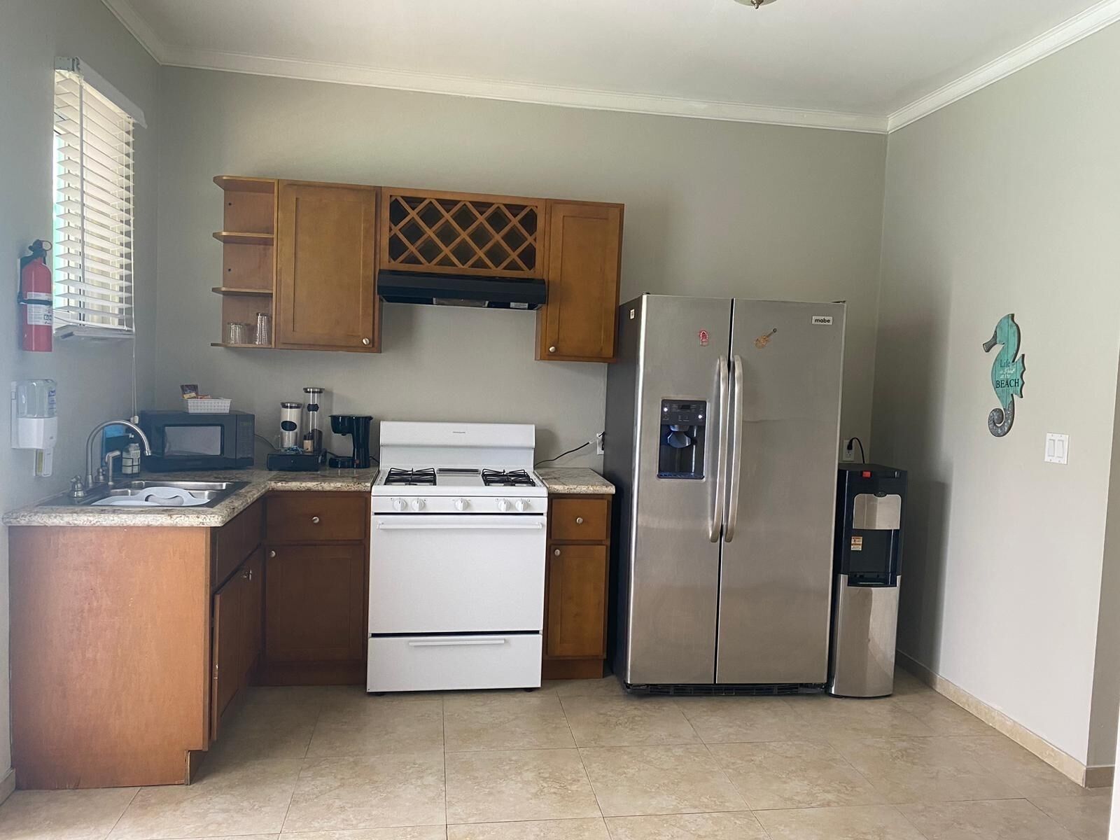 Kjøleskap, mikrobølgeovn, kaffetrakter/tekoker og brødrister