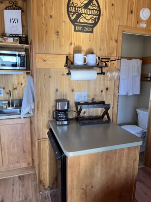 Réfrigérateur, micro-ondes, plaque de cuisson, cafetière/bouilloire