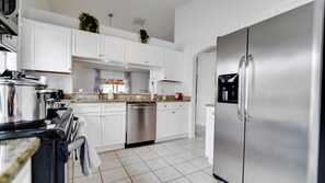 Kjøleskap, mikrobølgeovn, ovn og kokeplater