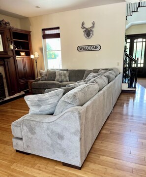 TV connectée, cheminée, livres