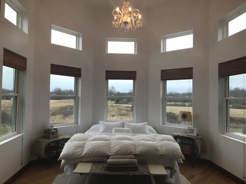 On the Lake & Wine Trail & a Perfect Getaway for 16+ With an ADA Suite!