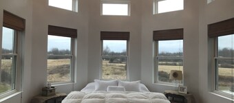 On the Lake & Wine Trail & a Perfect Getaway for 16+ With an ADA Suite!