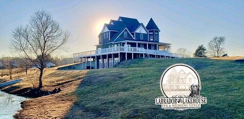 On the Lake & Wine Trail & a Perfect Getaway for 16+ With an ADA Suite!