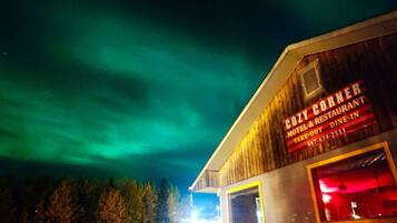 Un bâtiment sur lequel on peut lire l’inscription suivante : « CODY CORNER MOTEL & RESTAURANT – VENTE À EMPORTER ET SERVICE SUR PLACE ».