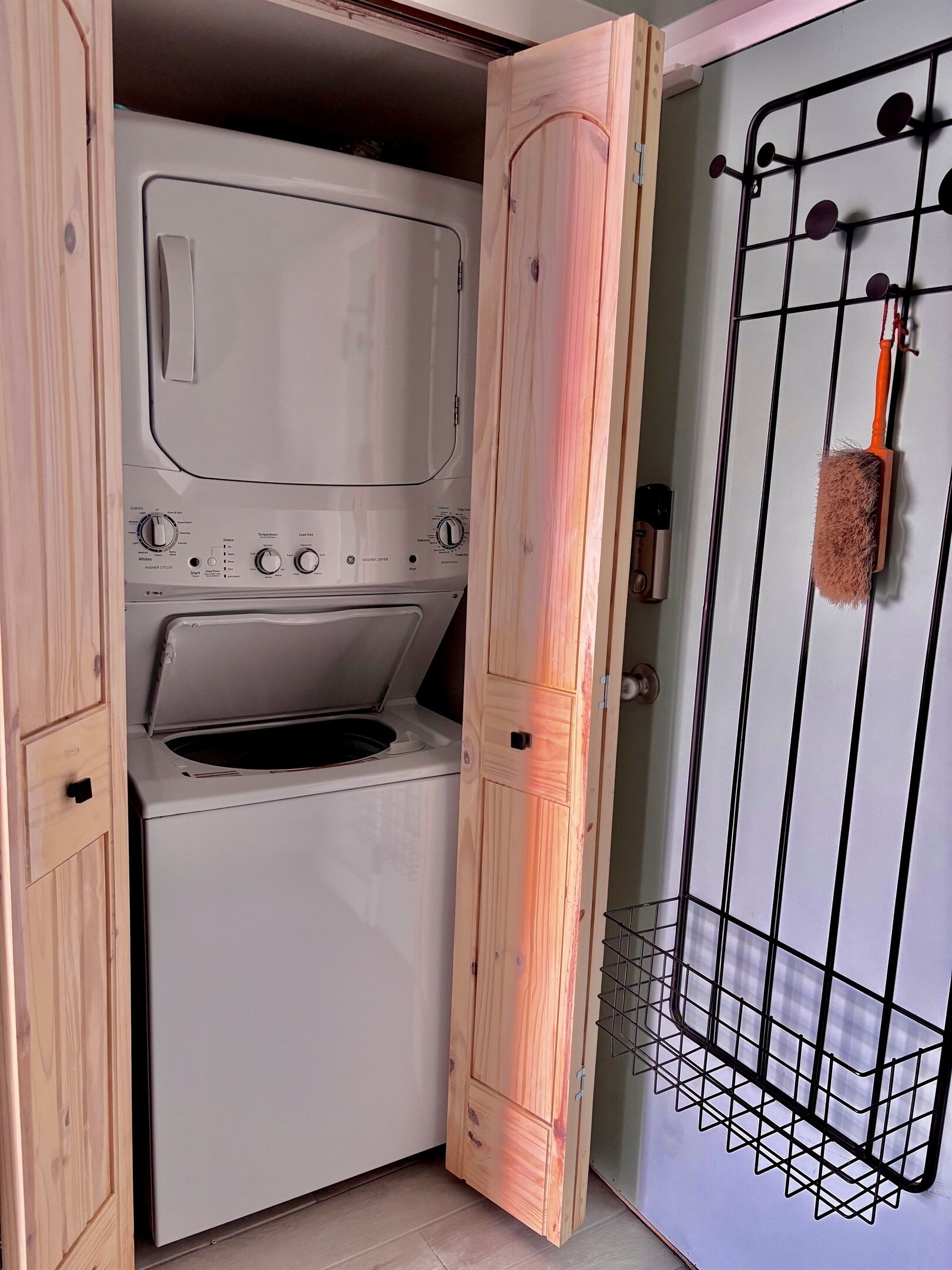 Une cuisine moderne et compacte, dotée d’un four encastré et d’un meuble en bois.