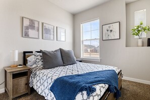 3 bedrooms, desk, iron/ironing board, travel crib - ❃Quiet 3BD/2BA-Close to Boise/Nampa/Kuna-Great Restaurants! Your family vacay❃ (Meridian)