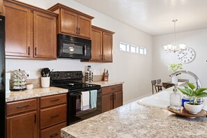 Geladeira, micro-ondas, fogão, cooktop