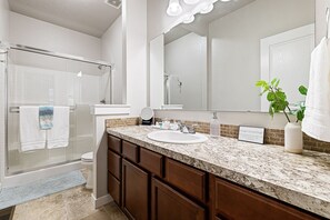 Combined shower/tub, hair dryer, towels, soap - ❃Quiet 3BD/2BA-Close to Boise/Nampa/Kuna-Great Restaurants! Your family vacay❃ (Meridian)