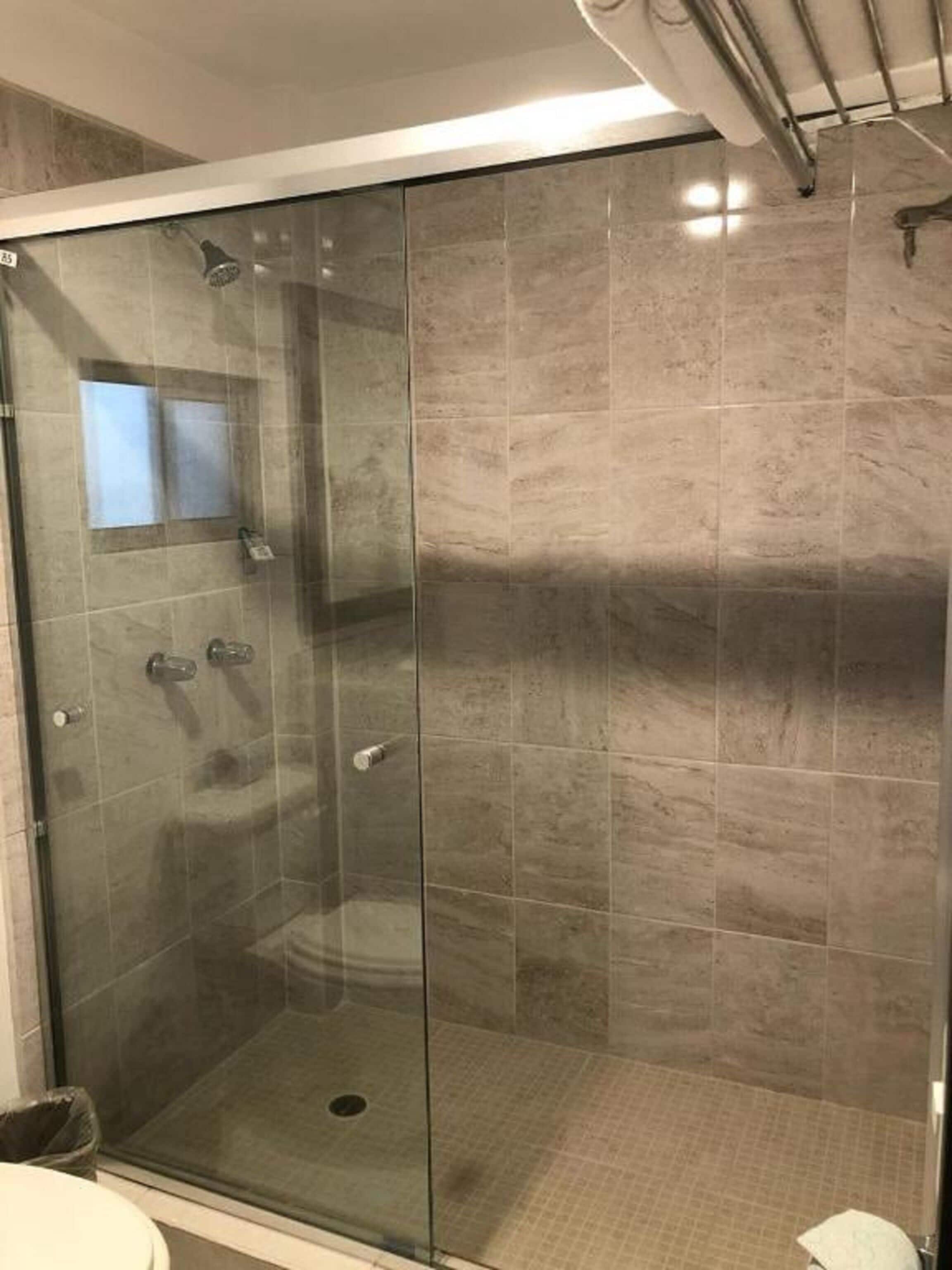 Douche, serviettes fournies