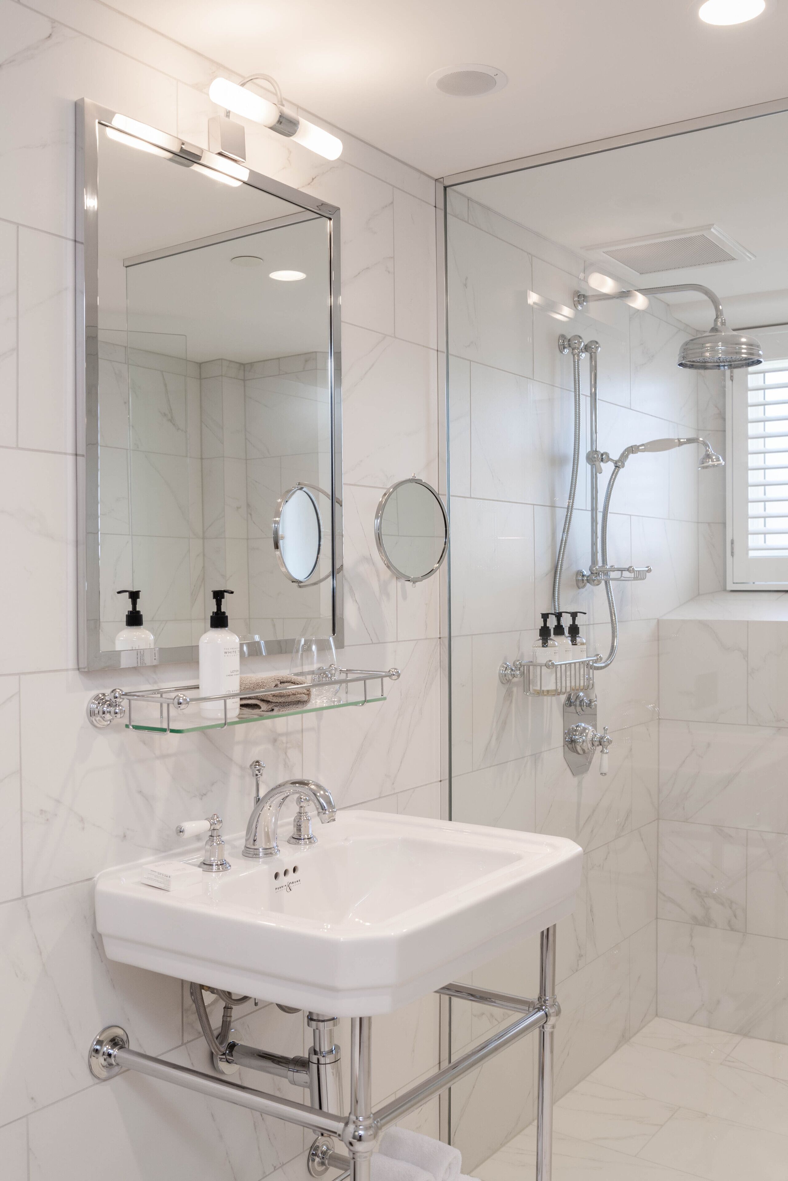 shower, rainfall showerhead, free toiletries, hair dryer