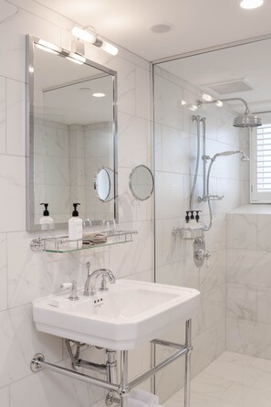 Dusche, Regendusche, kostenlose Toilettenartikel, Haartrockner
