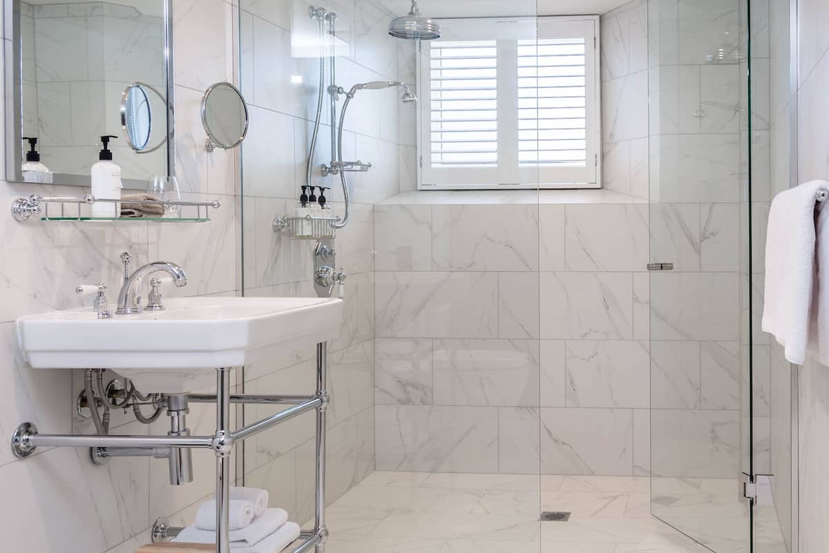 shower, rainfall showerhead, free toiletries, hair dryer