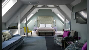 Royal kamer (Skylight) | Luxe beddengoed, donzen dekbedden, een minibar, een kluis op de kamer