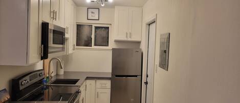 Køleskab, mikrobølgeovn, ovn, kogeplade