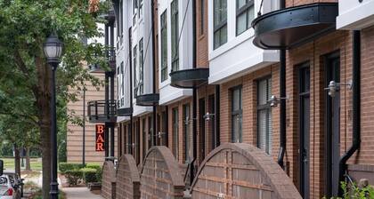 Stylish Townhouse In Uptown, 1BD studio, City Views & WiFi