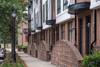 Stylish Townhouse In Uptown, 1BD studio, City Views & WiFi