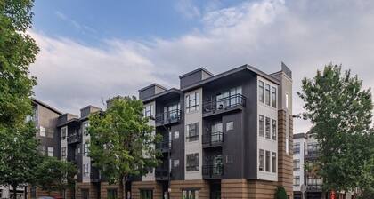 Stylish Townhouse In Uptown, 1BD studio, City Views & WiFi
