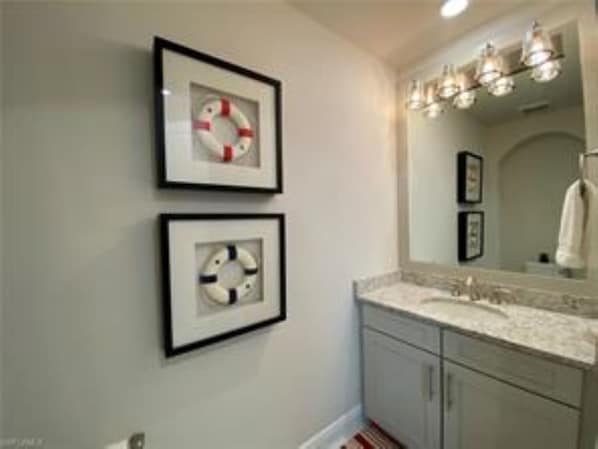 Duschwanne, Handtücher, Seife, Toilettenpapier