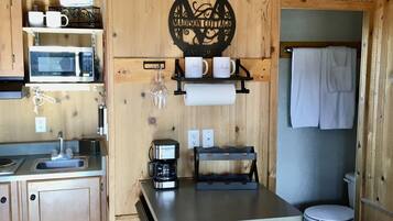 Frigorífic, microones, placa de cuina i cafetera i tetera