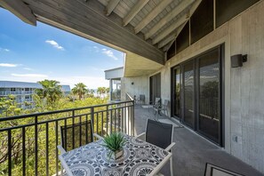 Outdoor dining - Sea Breeze at 1800 Atlantic (Key West)