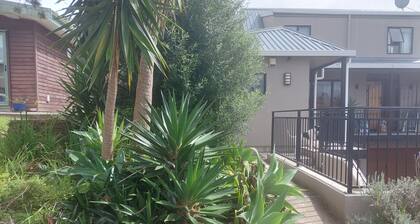 Comfortable unit 30 mins from City, near bus stops.