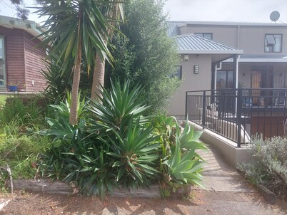 Comfortable unit 30 mins from City, near bus stops.