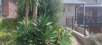 Comfortable unit 30 mins from City, near bus stops.