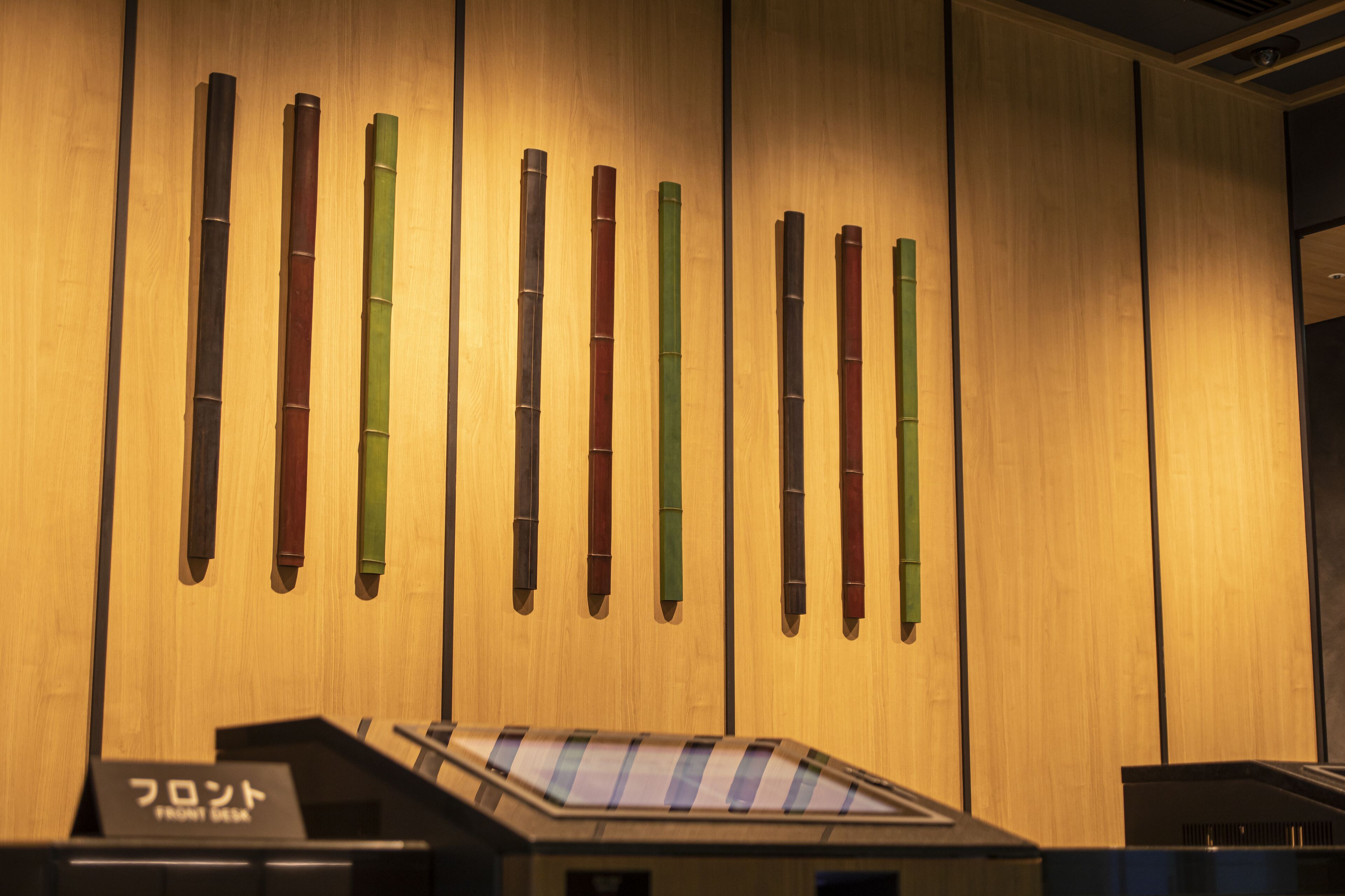 Een muur met verticale houten latten en een bord met Japanse tekst.