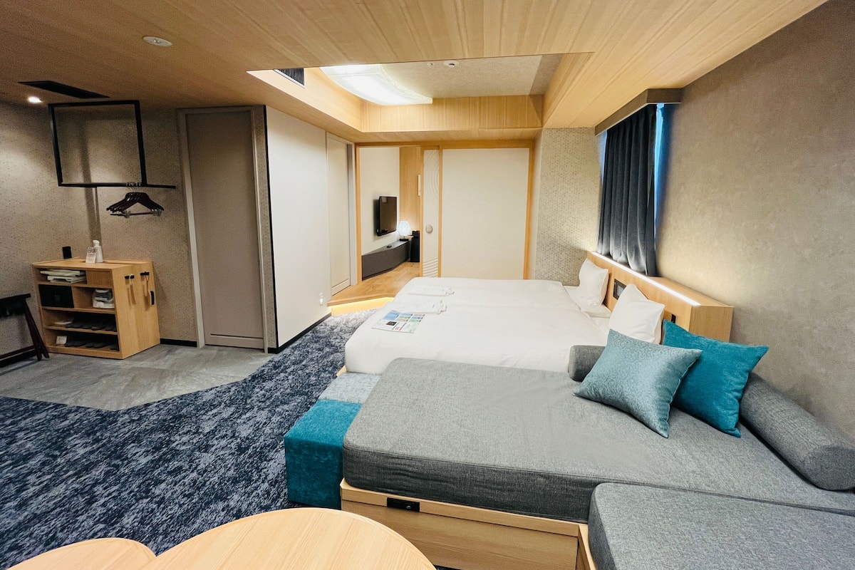 Deluxe Quadruple Room, Non Smoking | Gebar bulu kapas, peti besi dalam bilik, meja
